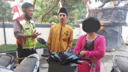 Tepergok Dorong Motor Curian, Emak-emak di Bogor Ditangkap