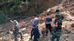 Tim SAR Turunkan Anjing Pelacak Cari Petani Tertimbun Longsor di Pasirkuda Cianjur<
