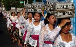 Umat Hindu Bali Jalan Beriringan Bawa Sesajen Persembahyangan Hari Raya Galungan