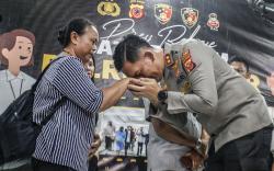 Momen Kapolres Bogor Cium Tangan Ibu Korban Polisi Tembak Polisi