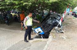 Geger, Mobil Pajero Oleng Masuk Parit Berhenti Tabrak Rambu Gambar Masjid