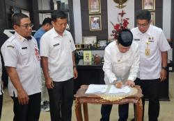Tingkatkan PAD, Bupati Pasangkayu Tandatangani Pemanfaatan Peta Nilai Zona Tanah