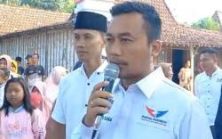 Bacaleg Partai Perindo Bangun Gapura Punden Desa di Rembang
