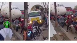 Viral Pesawat Salah Mendarat di Jalan Bikin Macet, Netizen: Numpang Parkir