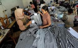 Semangat Pelaku UMKM Bikin Kemeja Garis-Garis Hitam Putih Ganjar Pranowo<