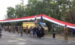 HUT ke-78 RI, Warga di Jember Bentangkan Bendera Merah Putih Sepanjang 3.250 Meter 