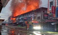 Kebakaran Hari Ini di Pasar Sungai Pinyuh Mempawah, 1 Ruko Ambruk