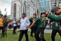 Momen Langka, Menteri PUPR Basuki Hadimuljono Berjoget Bersama Mahasiswa Baru UGM<