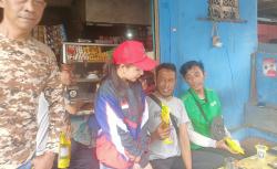 Perindo Bersama Bacaleg Tati Sri Hardina Door to Door Bagikan 300 Liter Minyak Goreng di Depok<