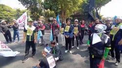 Tuntut Presiden Cabut UU Cipta Kerja, Ratusan Buruh Bandung Long March ke Jakarta<