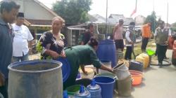 Warga Kabupaten Cirebon Terdampak Kekeringan, BPBD Drop Bantuan 8.700 Liter Air Bersih<