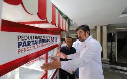 Para Bacaleg Partai Perindo Serahkan Gerobak UMKM kepada Pedagang