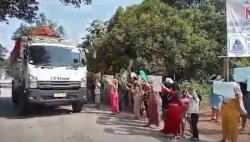Emak-Emak di Lebak Turun ke Jalan Protes Truk Parkir Sembarangan Picu Kecelakaan