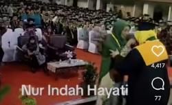 Momen Haru Ibu Diwisuda di UIN Suska Riau Gantikan Anak yang Meninggal