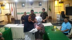Peluk Perdamaian Tersangka dan Korban Penganiayaan