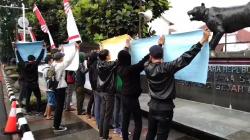 Tuntut Polisi Tangkap Rocky Gerung, Mahasiswa Unjuk Rasa di Mapolrestabes Bandung<