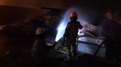 Api di Pasar Sadang Serang Bandung Mulai Padam, Petugas Damkar Lakukan Pendinginan<
