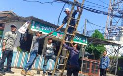 Tegas, Pemkot Depok Putus Kabel Semrawut di Beji Depok yang Bahayakan Pengguna Jalan