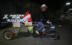 Suporter Arema Gowes Malang-Jakarta Sambil Bawa Keranda Mayat