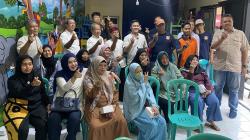 Bacaleg Partai Perindo Diska Resha Putra Bagikan KTA Berasuransi ke Warga Manggarai Selatan<