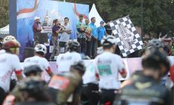 Ganjar Didampingi Gibran Lepas Ratusan Pesepeda Tour de Borobudur XXIII di Solo