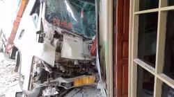 Penampakan Kecelakaan di Barito Utara: Truk Ringsek, Bengkel dan Rumah Warga Hancur