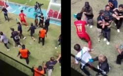 Heroik! Aksi Hanif Sjahbandi Lindungi Ofisial PSS dari Amukan Suporter