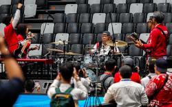 Menteri Basuki Jadi Drummer Dadakan Band Cokelat, Pamer Skill di Depan Jokowi
