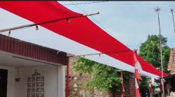 Sambut HUT ke-78 RI, Warga Tegal Bentangkan Bendera Merah Putih Sepanjang 150 Meter