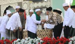 Momen Ganjar Pranowo Pamitan ke Romo Kiai saat Hadir di Manaqib Kubro Jatman<