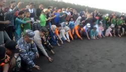  Sambut HUT RI, Ratusan Warga dan Anak-anak Lepas Penyu di Pantai Tegalkamulyan Cilacap<