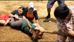 Serunya Emak-emak di Lereng Merbabu Lomba Tarik Tambang, Terjatuh hingga Terseret<