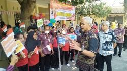 Ganjar Didampingi Gibran Kunjungi Panti Sosial di Solo, Sumbang 5 HP untuk Penghuni Tunanetra