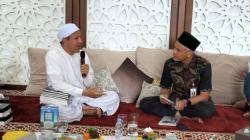 Ganjar Sowan ke Kediaman Habib Novel, Dapat Buku Manusia Langit, Bingkisan Susu dan Roti