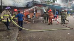 12 Warung di Terminal Leuwipanjang Bandung Ludes Terbakar, Diduga akibat Korsleting Listrik<