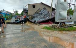 Dampak Puting Beliung di Mempawah, Atap Rumah Lepas hingga Pohon dan Tiang Listrik Tumbang<