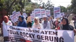 Ratusan Emak-Emak di Cirebon Unjuk Rasa, Kecam Rocky Gerung Provokator<