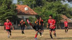 Gelar Kompetisi Sepak Bola Antardesa, Relawan Sosialisasikan Bacapres Ganjar Pranowo di Indramayu<