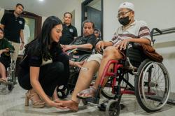 Momen Miss Indonesia 2022 Audrey Vanessa Bantu Pasangkan Kaki Palsu dari MNC Peduli