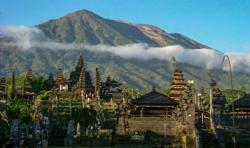 10 Gunung Tertinggi di Bali, Dianggap Suci hingga Makam Wali Pitu Penyebar Islam<