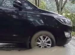 Viral Mobil Pelat Merah Bikin Pekerja Kesal, Jalan Baru Dicor Dilindas sampai Rusak 