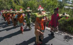 Peringati 1 Abad Kelahiran Desa Selo, Ribuan Warga Lereng Merbabu Arak 1.000 Tumpeng 