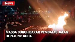 Bakar Pembatas Jalan, Massa Buruh Memilih Bertahan di Kawasan Patung Kuda