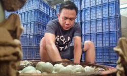 Kisah Polisi di Brebes Kembangkan UMKM Telur Asin Cah Angon, Rekrut Tetangga Jadi Karyawan<