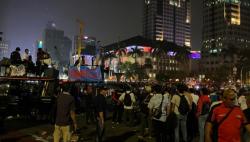 Massa Demo Buruh Janji Bubarkan Aksi Pukul 00.10 WIB