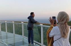 Sensasi Susuri Jembatan Kaca Stone Valley di Gunungkidul, Bikin Adrenalin Memuncak<