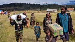Kapolri Kirim 264,7 Ton Beras dan 1.500 Sembako Bantu Warga Papua Terdampak Kekeringan<
