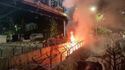 Massa Buruh Bakar Beton Pembatas dan Kawat Berduri di Patung Kuda Jakpus