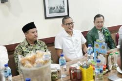 Kunjungan Kerja ke Cirebon, Wagub Jabar Ajak Menparekraf Cicipi Empal Gentong<