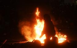 Aksi Buruh hingga Malam, Massa Bakar Pembatas Jalan